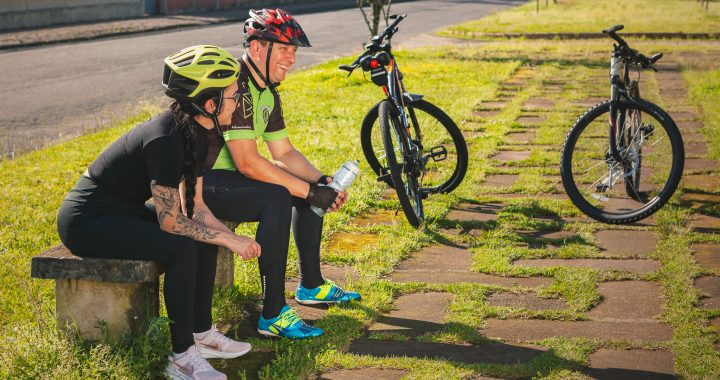 Andar de bicicleta é uma prática saudável: Confira 7 benefícios para o corpo e saúde mental!